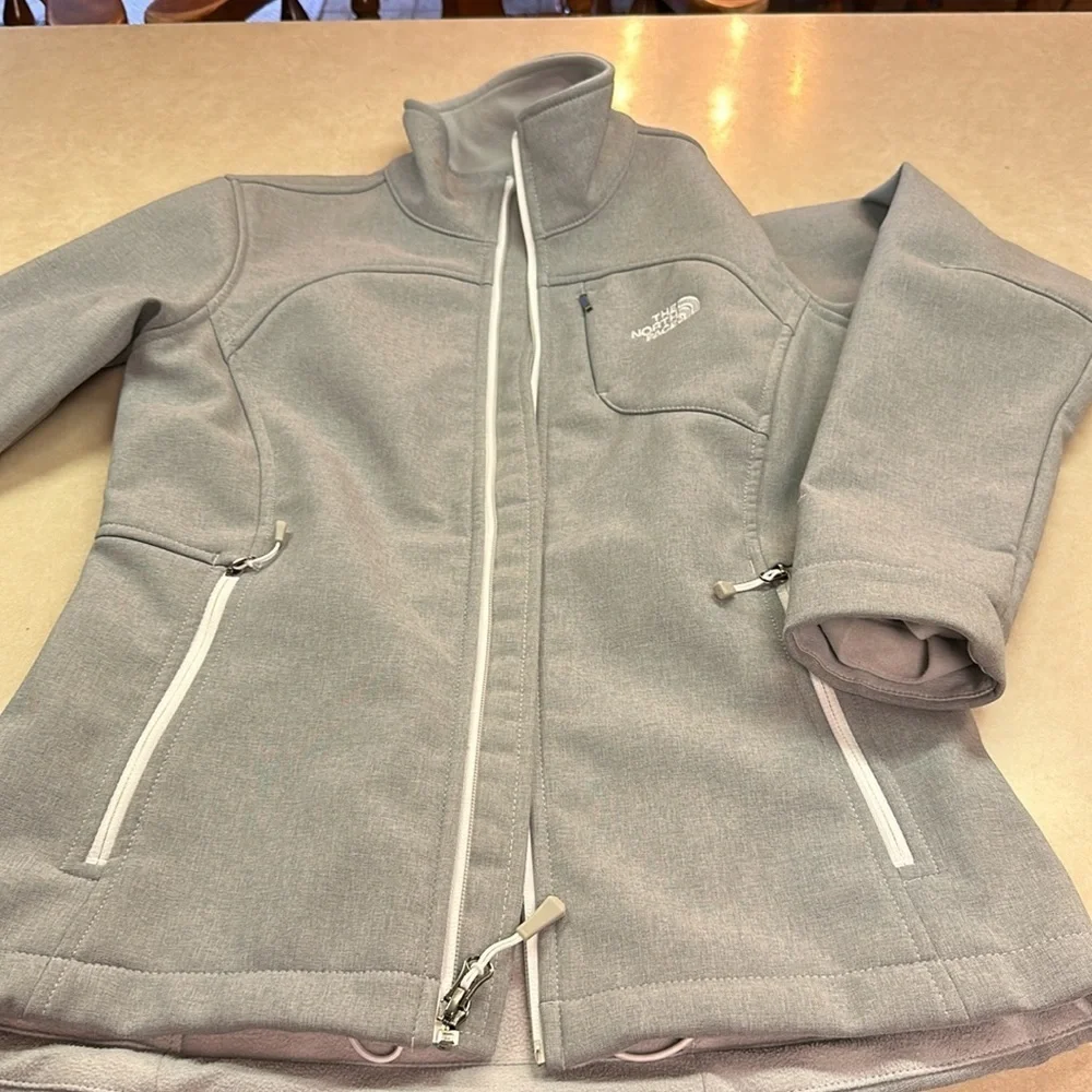 The North Face Softshell Grey/White Zippered Windwall Jacket Fall/Spring…